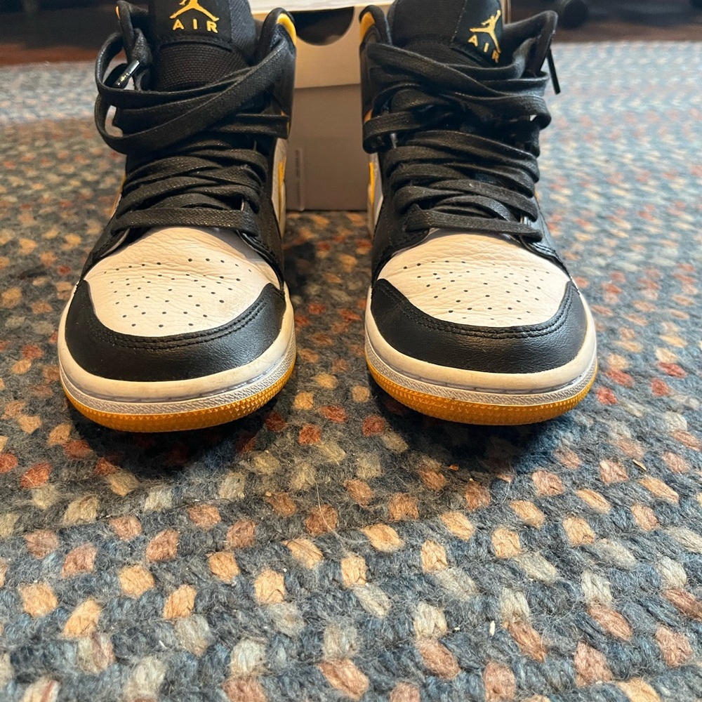 Women’s Air Jordan 1 Mid SE Sneakers